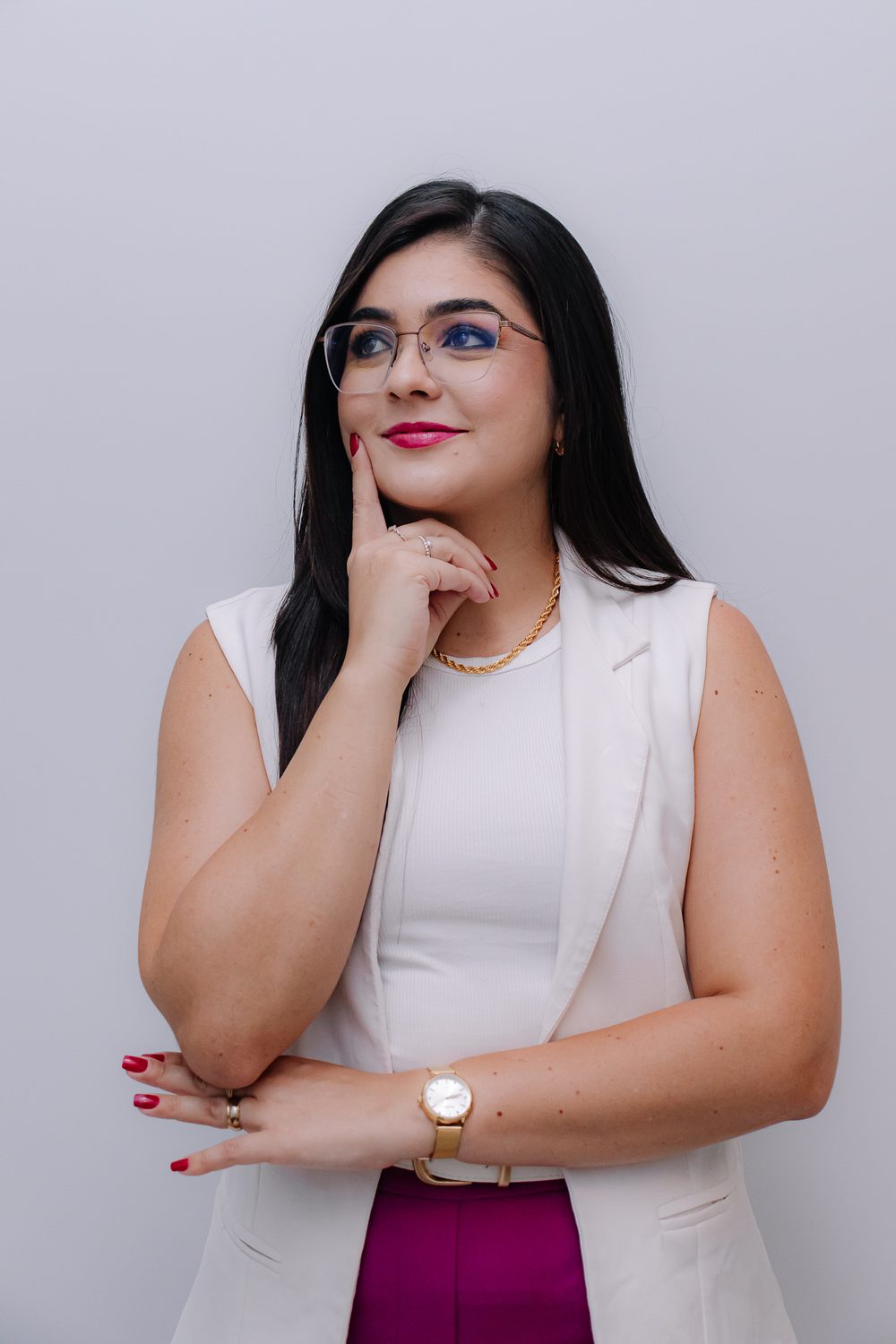 Amanda Gonçalves, psicóloga clínica, sentada à mesa com livros de referência em Psicologia